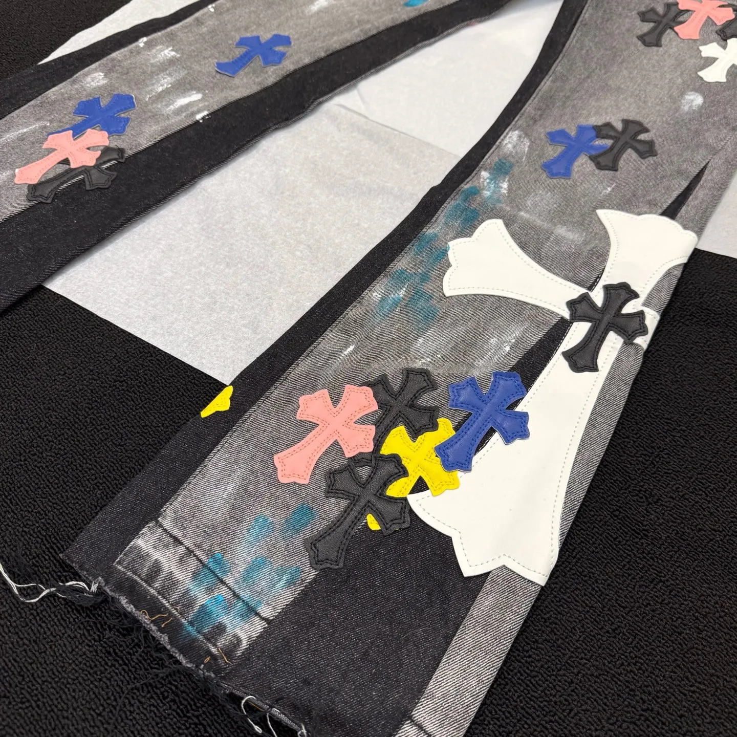 P320 model number: D371 GALLERY DEPT & Chrome hearts, washed gray spliced cross jeans, three-dimensional version, factory precision, original factory quality control, heavy-duty washed pure cotton denim fabric used in the process Size: 28, 30, 32, 34, 36 (S-XXL) Color: splicing Size reference # 28 trouser length 100 waist 72 30 trouser length 102 waist 76 32 pants length 104 waist circumference 80 34 pants length 106 waist circumference 84 36 pants length 108 waist circumference 88